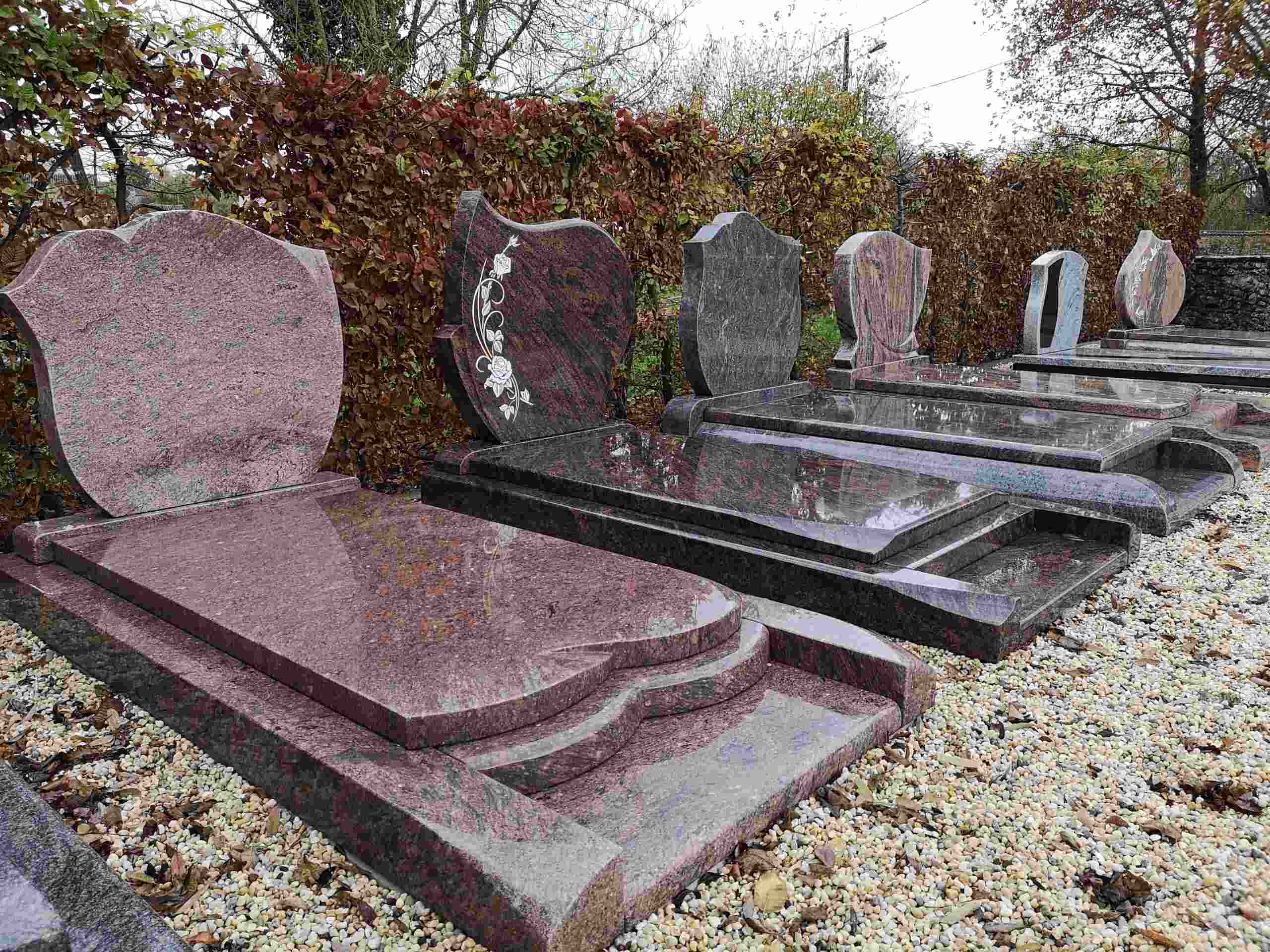 Monuments funéraires : pierres tombales, sépultures, tombes
