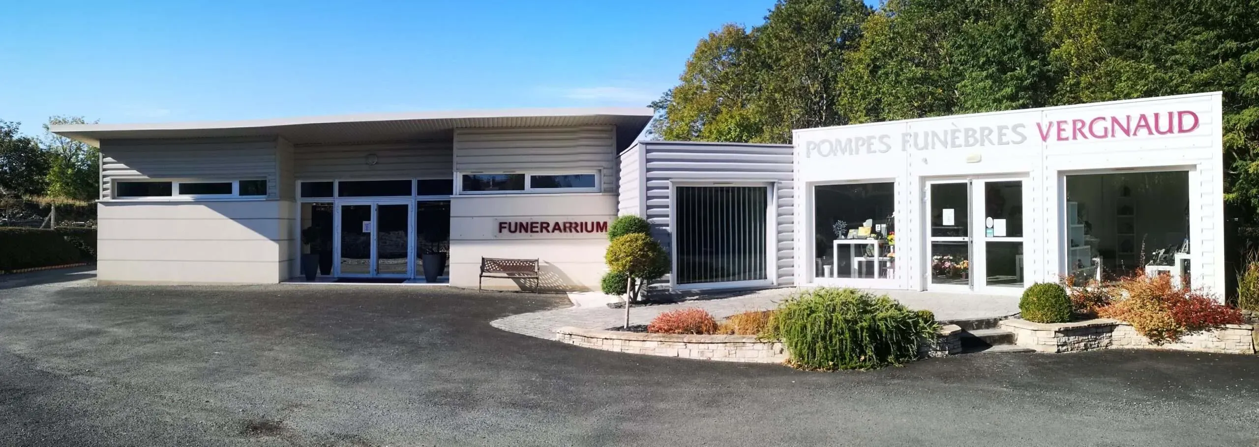 Façade extérieure Pompes Funèbres Vergnaud Funérarium en Charente-Maritime.