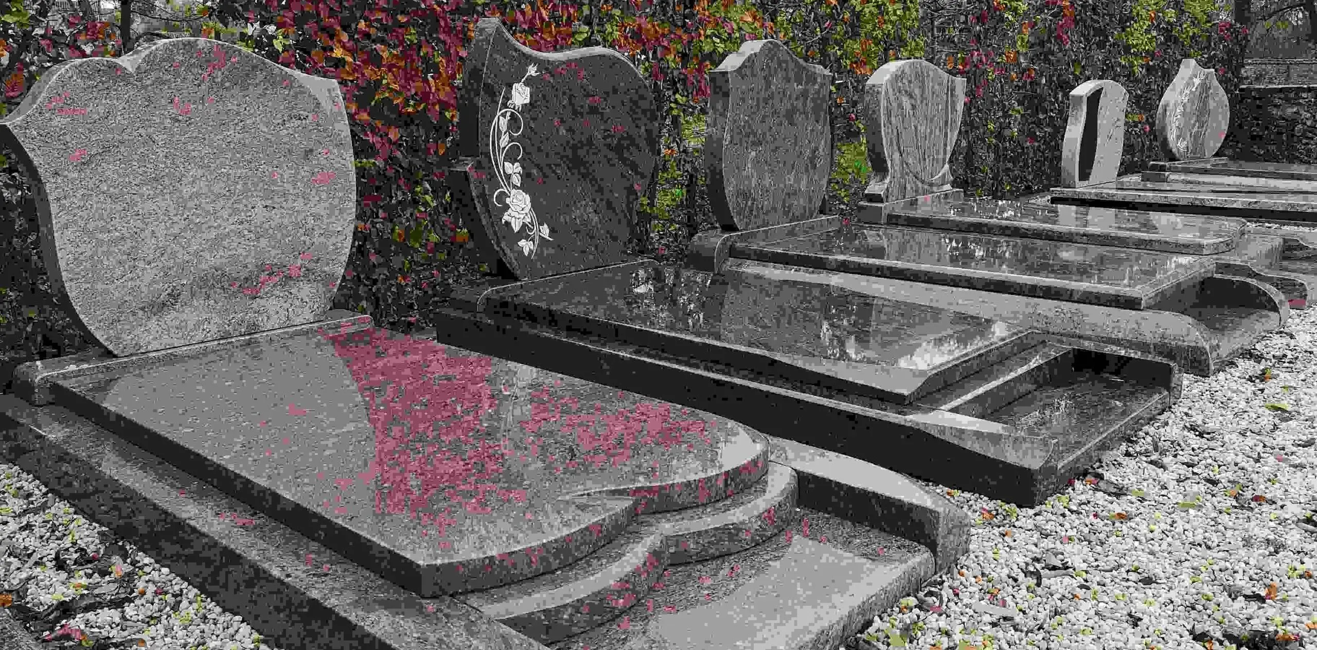 Sépultures granits formes variées, sépulture fleurie premier plan.
