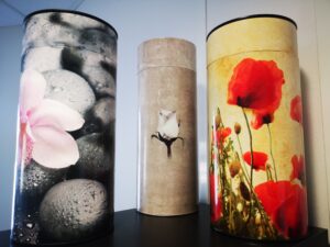 trois urnes funeraires