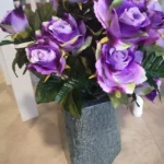 rose violet dans un vase