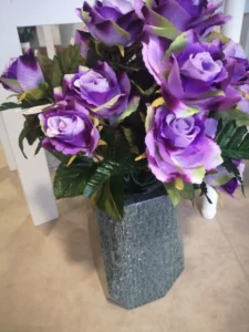 rose violet dans un vase