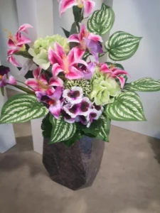 gloxinia et lys en vase