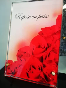 plaque funeraire decoree en rose