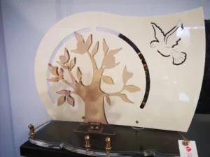 plaque avec arbre colombe