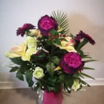 cone de roses et orchidees