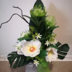 protea et magnolia en vase
