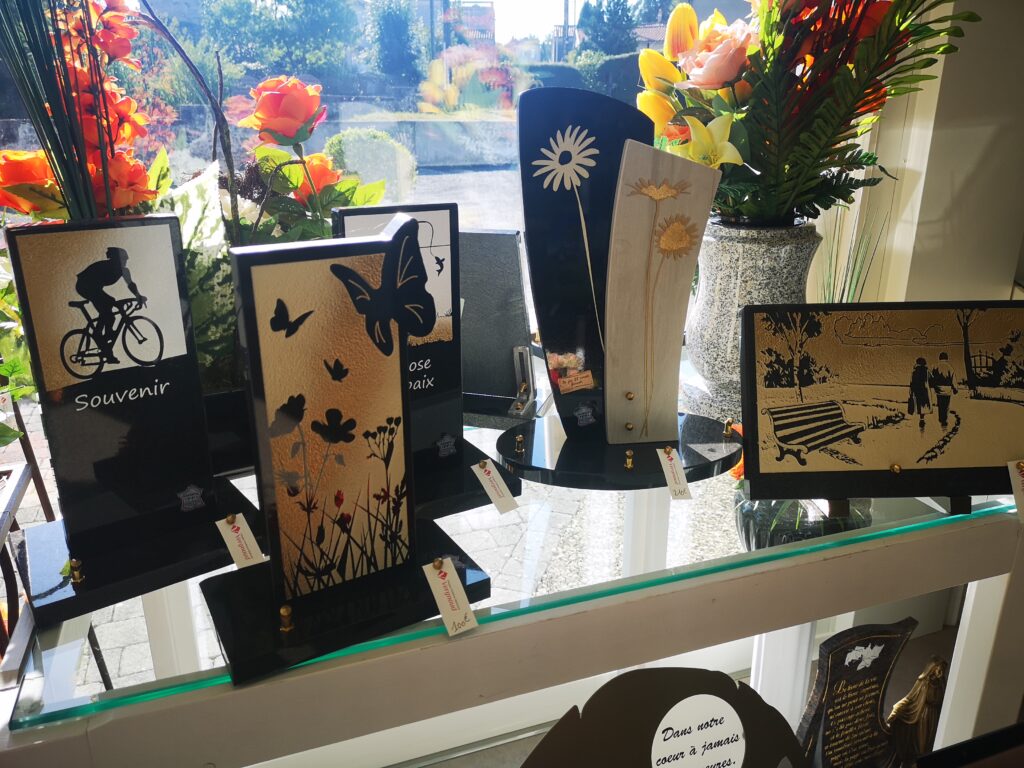 plaques et fleurs en vase