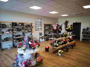 Intérieur Magasin Vergnaud : grand choix plaques funéraires, compositions florales.