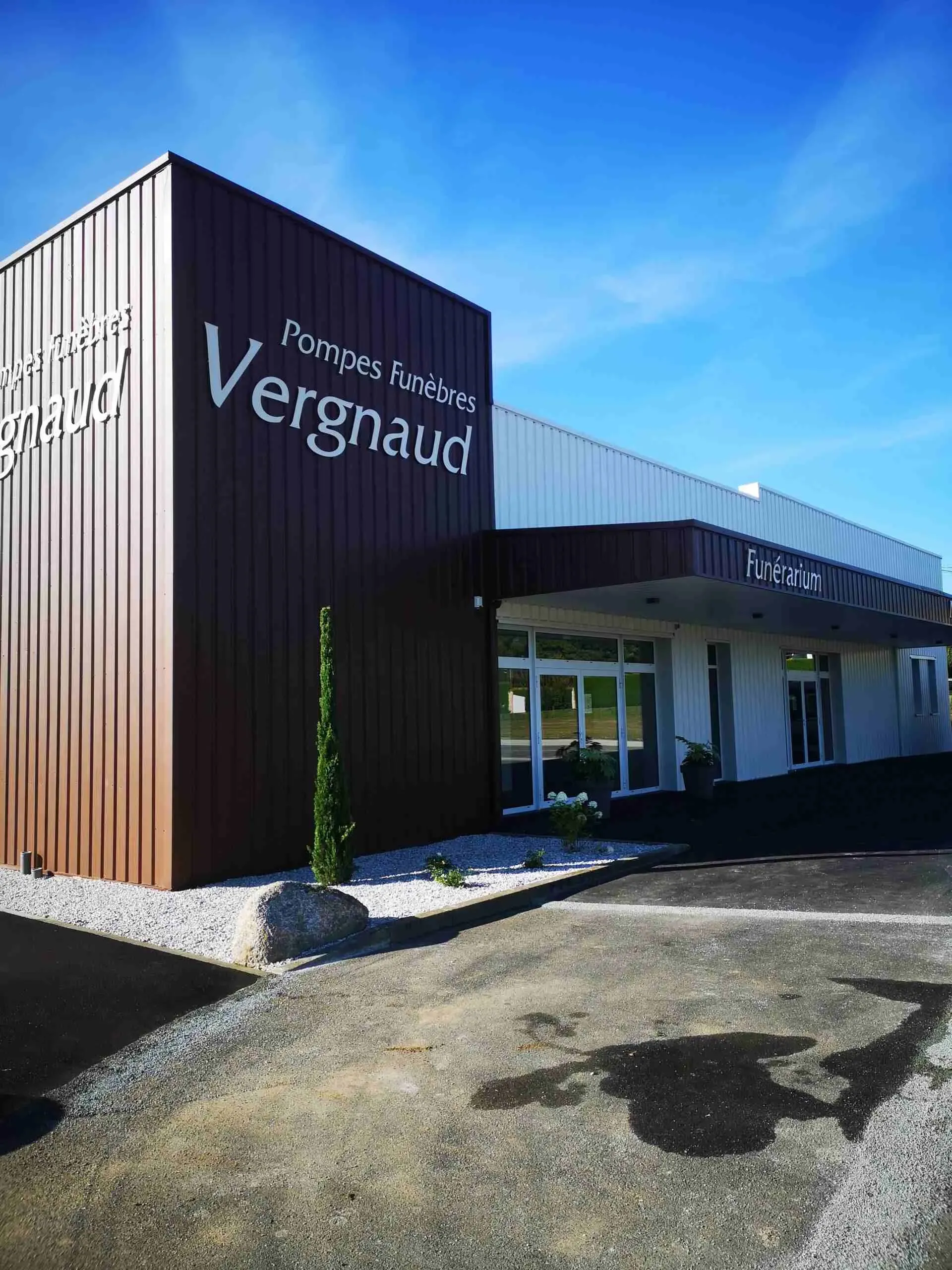 Entrée principale Funérarium Vergnaud bâtiments modernes et accueillants.