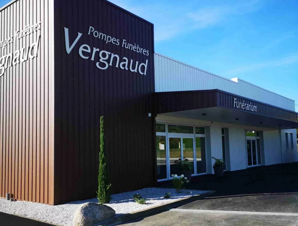 Entrée Funérarium Vergnaud bâtiments funéraires modernes et parking accessible.